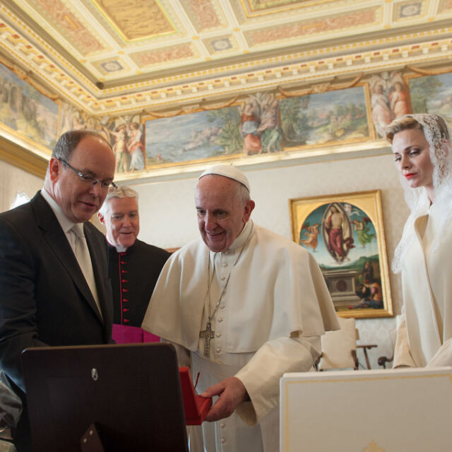 Кои са седемте жени, имащи право да носят бяло при среща с папата