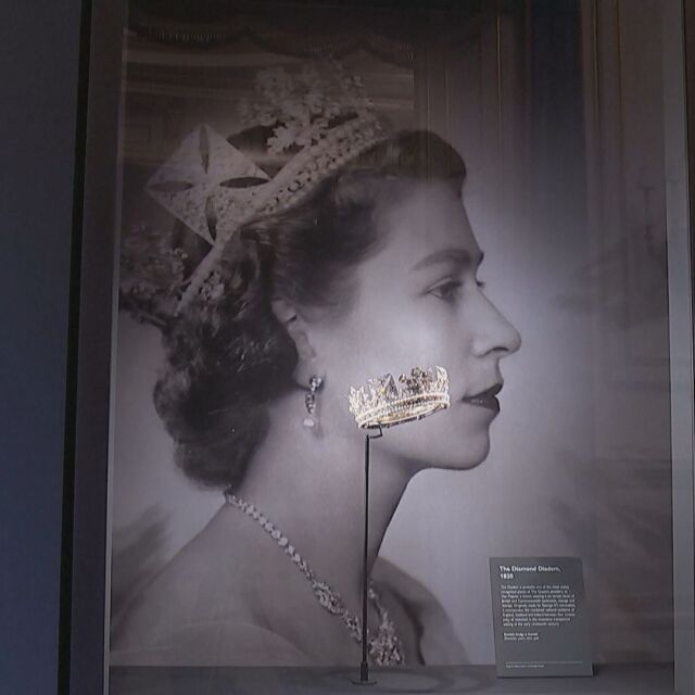 Изложба от снимки на бижутата на Елизабет II