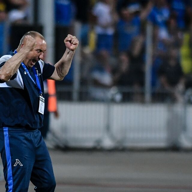 Стоилов: Слагам тази победа в топ 10 на "Левски"