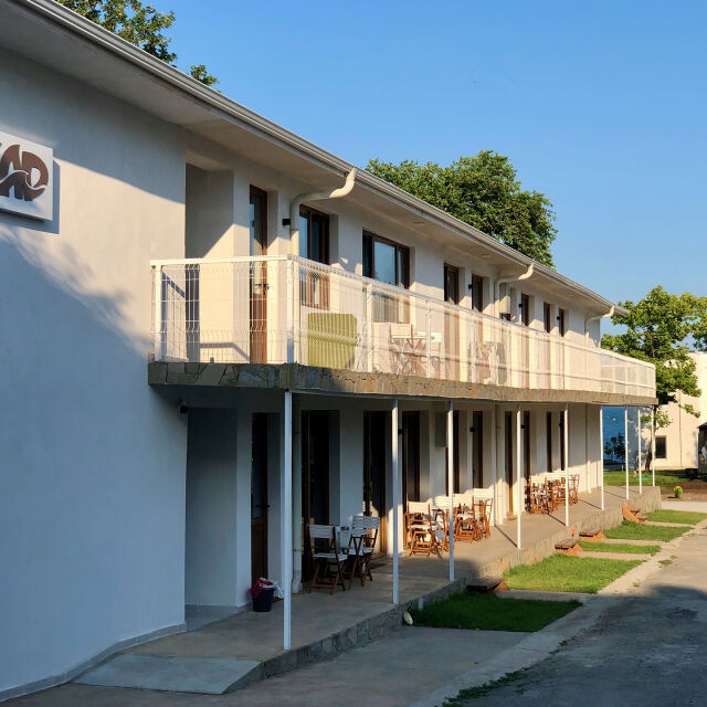 Nomad Camp в Равда миксира къмпингарския дух с комфорта на модерен хотел