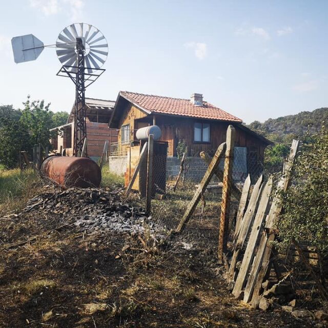 Седем вили изгоряха при пожар в бургаското село Изворище (СНИМКИ)