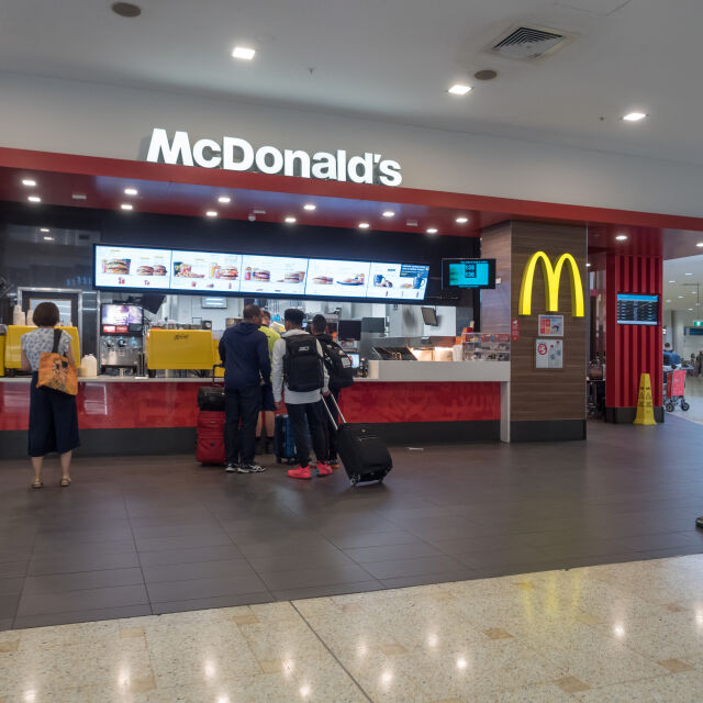 За първи път от 14 г.: McDonald's повиши цената на своя чийзбургер