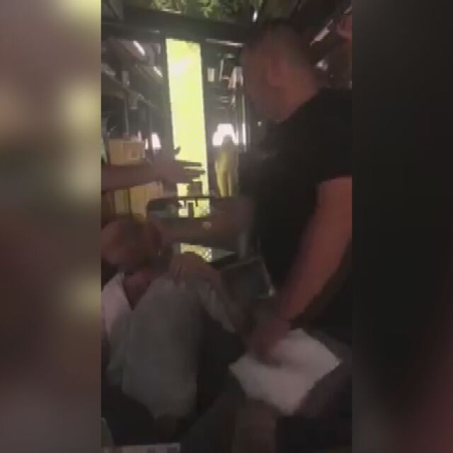 Сервитьор удари звучен шамар на клиент в заведение в центъра на София (ВИДЕО)