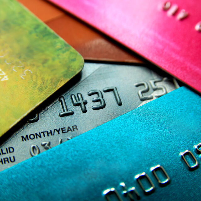 Управление на дълговете от кредитни карти: Стратегии за ефективно погасяване
