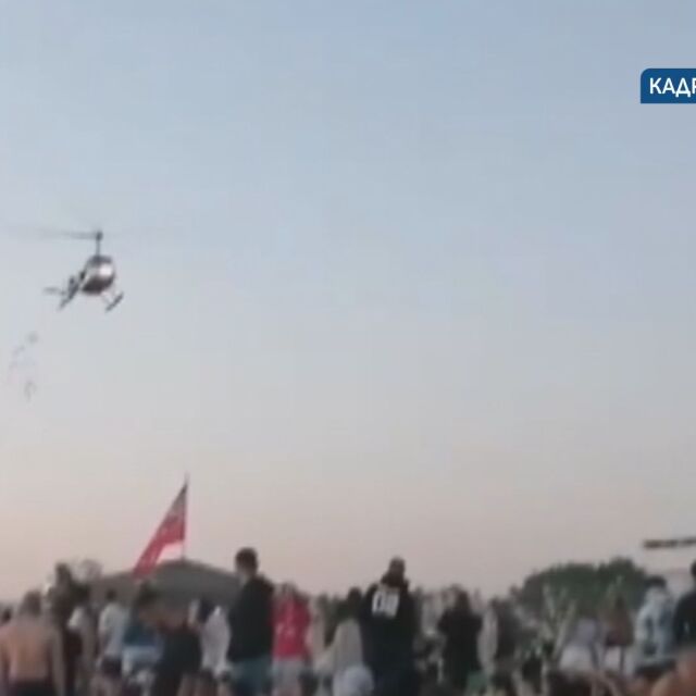 Вижте какво са хвърляли от хеликоптера, летял опасно ниско над плаж „Градина“