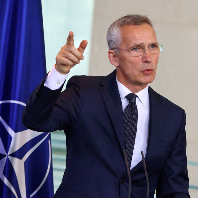 Йенс Столтенберг остава начело на НАТО 