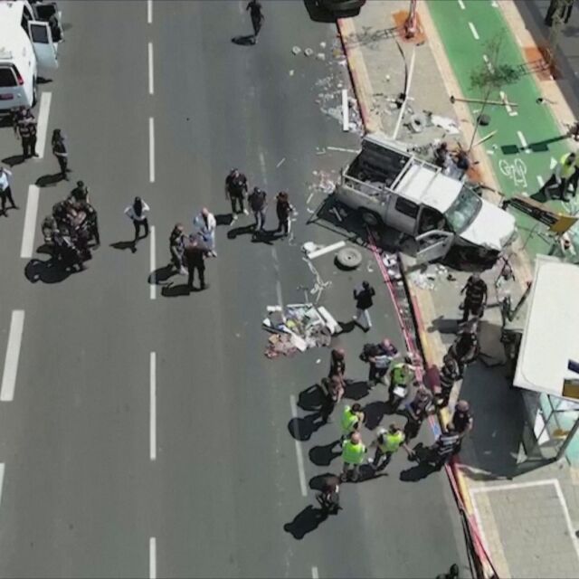 В Тел Авив: Кола се вряза в пешеходци, шофьорът нападна с нож хората наоколо (ВИДЕО)