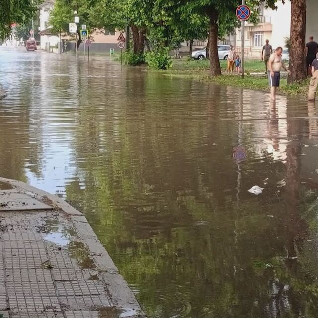 Проливен дъжд наводни улиците в Козлодуй
