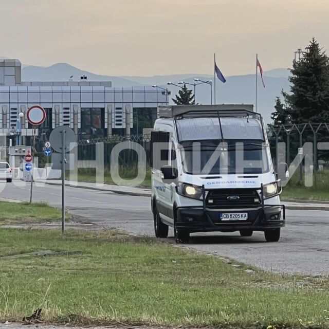 Полиция и жандармерия около правителствения ВИП на Летище София (СНИМКИ)