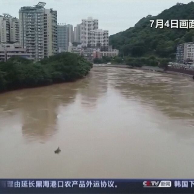 Тежки наводнения взеха жертви в китайския град Чунцин (ВИДЕО)