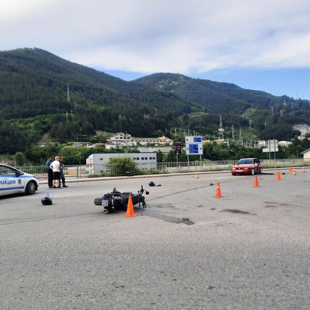 Двама мотористи пострадаха при катастрофа в Смолян