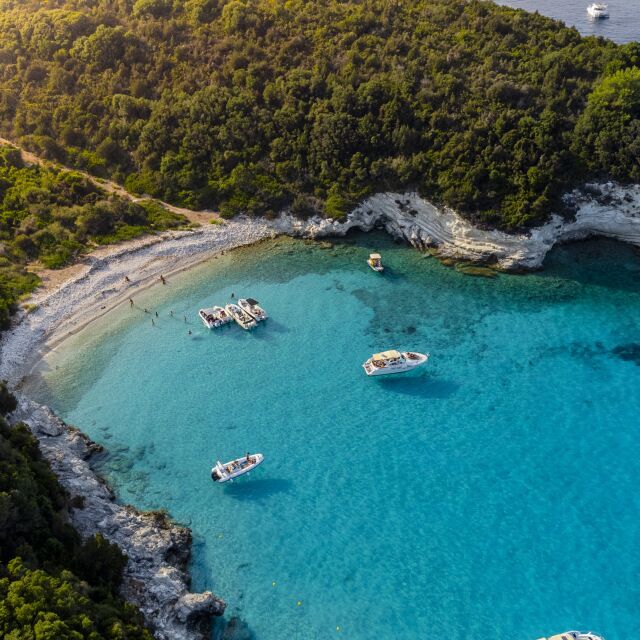 Как да пътуваме до гръцките острови: Със самолет, ферибот или автомобил?