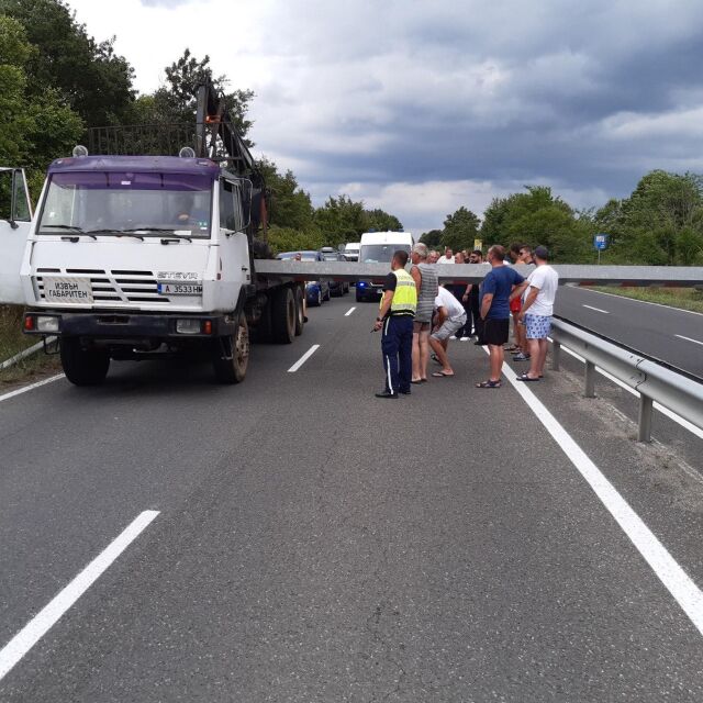 Затвориха пътя Бургас-Созопол след инцидент с неприбран кран върху камион (СНИМКИ)