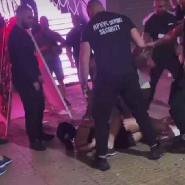 Насилие от охранители пред дискотека в "Слънчев бряг", мъж удря момиче на земята