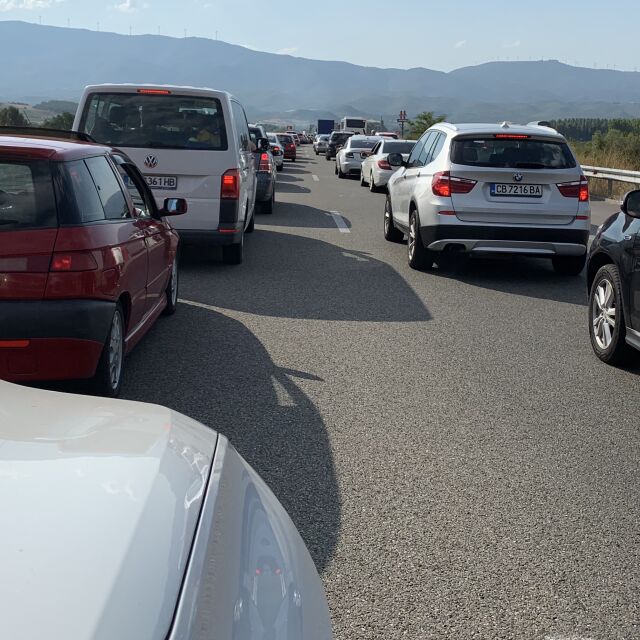 Интензивен е трафикът на граничните пунктове с Румъния, Гърция и Сърбия (ВИДЕО)