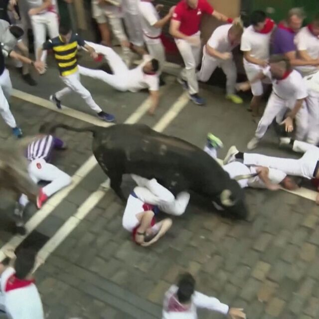 Десет ранени по време на четвъртото надбягване с бикове на фестивала в Памплона (ВИДЕО)