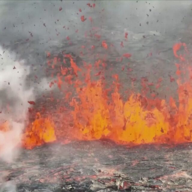 Бълбукаща лава: Зрелищно изригване на вулкан близо до летище (ВИДЕО)
