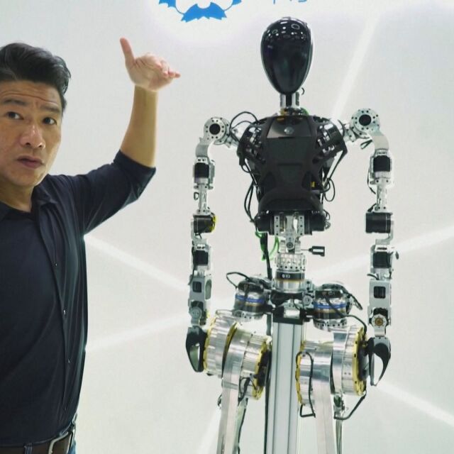 Китайски социални роботи помагат на възрастните хора (ВИДЕО)