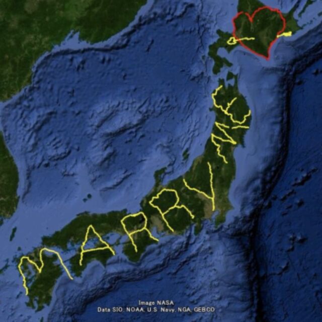 Мъж измина 7000 км, за да направи предложение за брак, което се вижда и от космоса