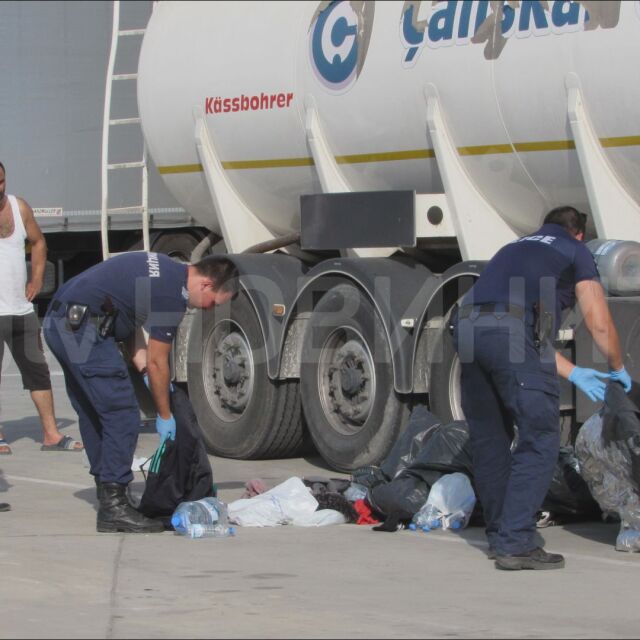 Хванаха мигранти в цистерна на буферния паркинг в Русе (СНИМКИ)