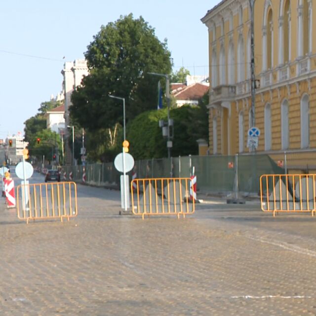 Затвориха част от бул. „Цар Освободител“ заради пренареждане на жълтите павета