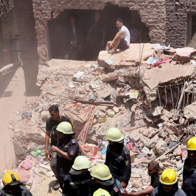 Пететажна сграда се срути в Кайро, най-малко 13 души загинаха