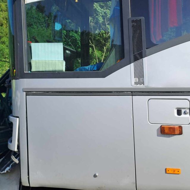 Катастрофа между автобус и кола на главен път Е-79