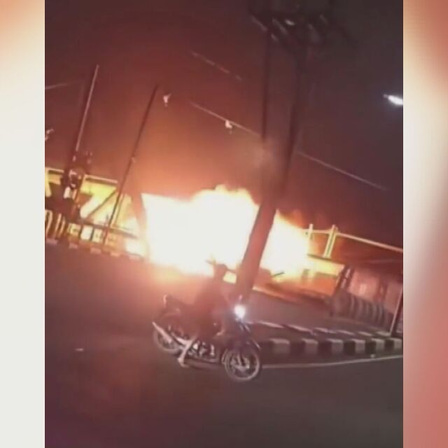 Мощен взрив: Пътнически влак се вряза в камион в Индонезия (ВИДЕО)