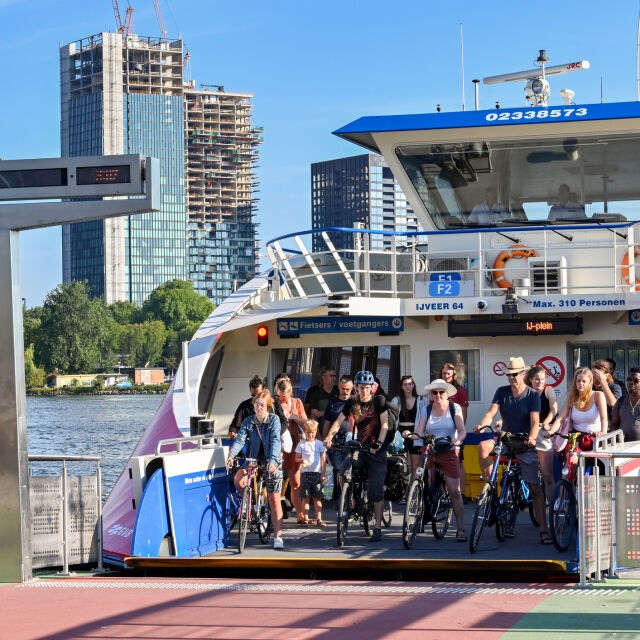 Амстердам забранява круизните кораби, за да ограничи туристите и замърсяването