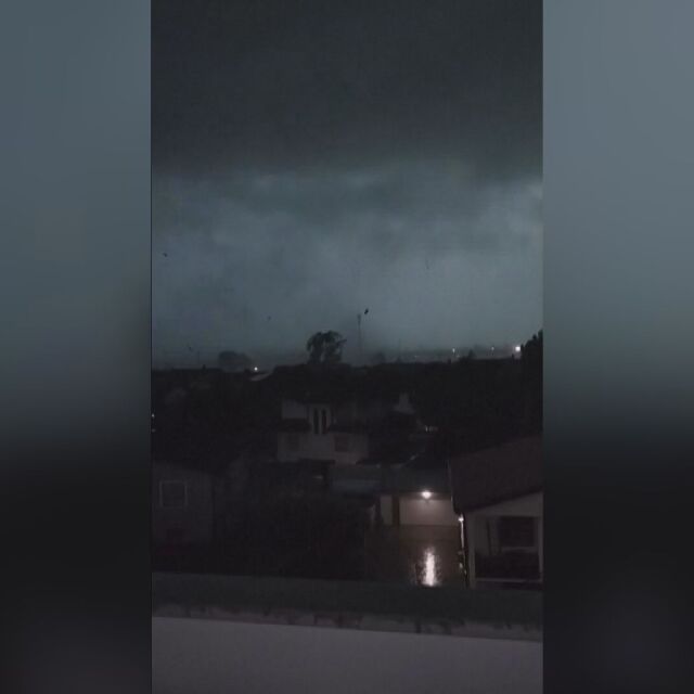 Торнадо в Италия (ВИДЕО)