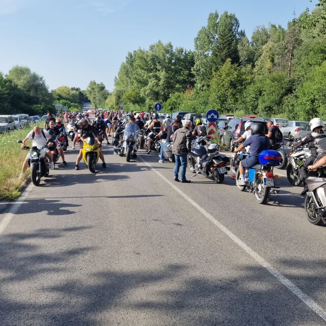 Бдение след катастрофата: Мотористи затвориха пътя Плевен-Ловеч в памет на трите жертви (СНИМКИ)