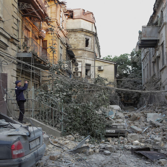 Ракетна атака в Одеса: Най-малко един човек е загинал, а 15 са ранени (СНИМКИ)
