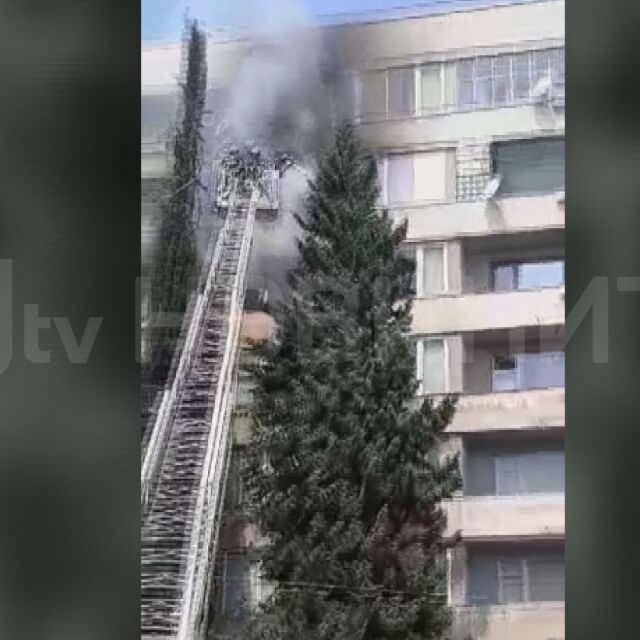 Възрастен мъж загина при пожар в апартамента си в Сливен (ВИДЕО и СНИМКИ)