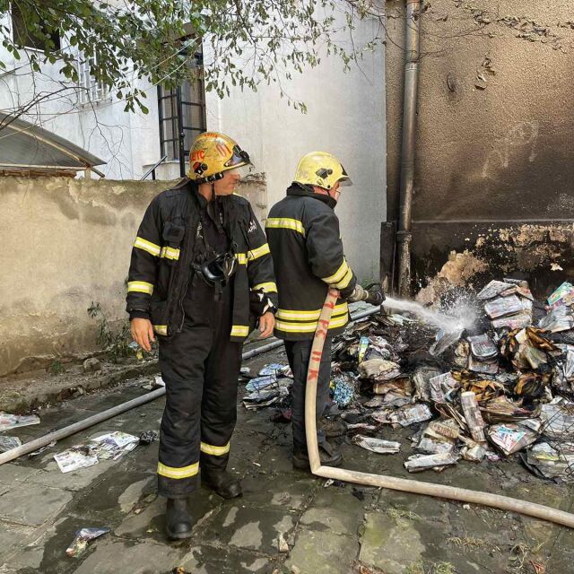 "Двор, превърнат в склад за вехтории": Голям пожар е предотвратен на метри от НДК (СНИМКИ и ВИДЕО)