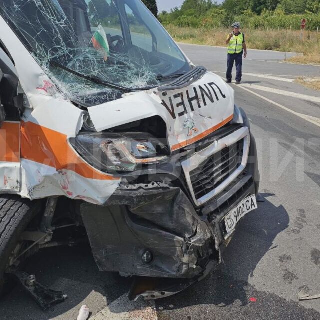 Тежка катастрофа между линейка и кола, двама души са загинали (СНИМКИ)