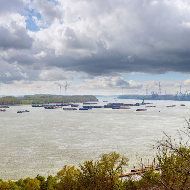След руските атаки: Десетки кораби стоят на котва край украинските пристанища на Дунав