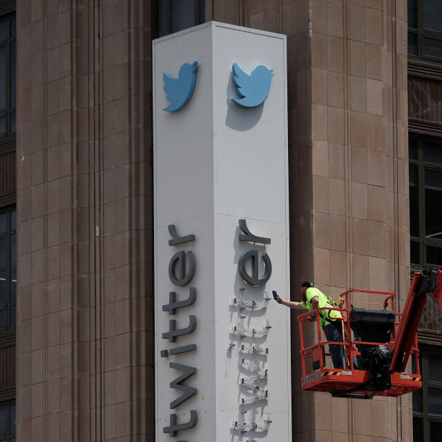 Демонтират табелата със старото лого от сградата на Twitter 