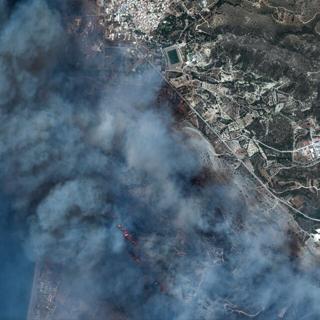 Пожарите в Гърция продължават да бушуват (САТЕЛИТНИ СНИМКИ)