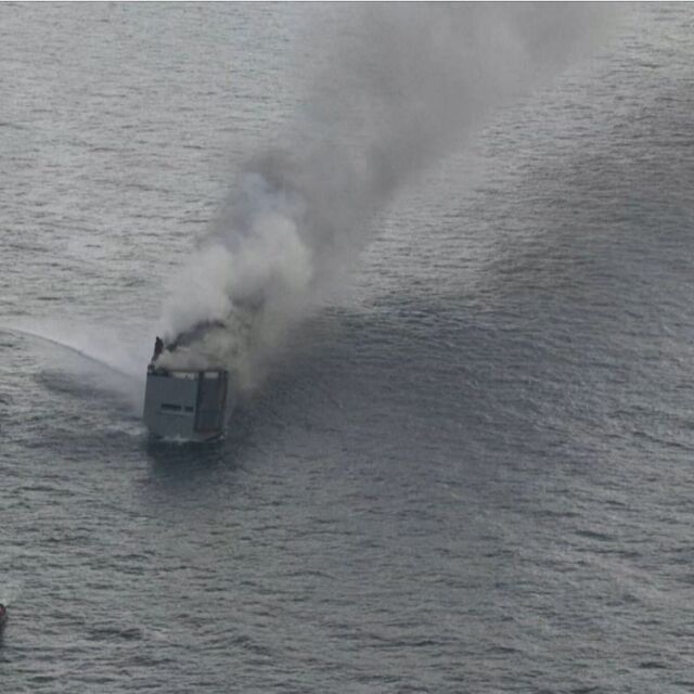 Опасност от екокатастрофа в Северно море: Не успяват да овладеят пожар на кораб с близо 3000 коли
