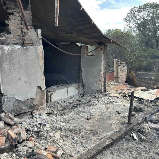 Няколко постройки във вилна зона край Хисаря изгоряха при пожар (СНИМКИ)