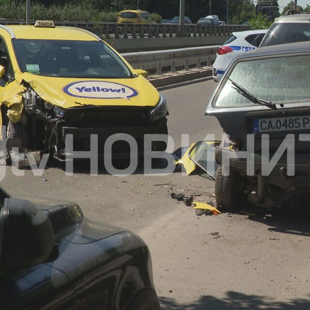 Такси с пътници удари три паркирани коли в София