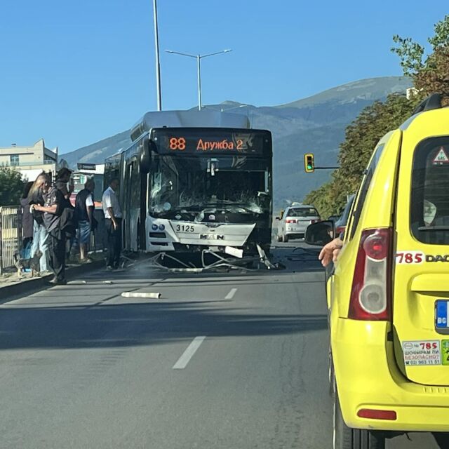 Автобус на градския транспорт катастрофира тази сутрин в София