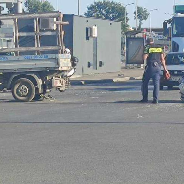 Камион и полицейска кола се удариха в Пловдив (СНИМКИ)