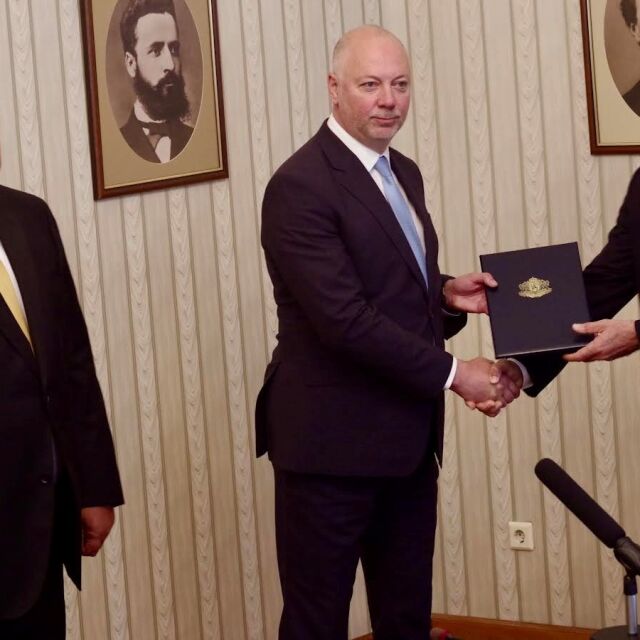 Росен Желязков прие от президента първия мандат 