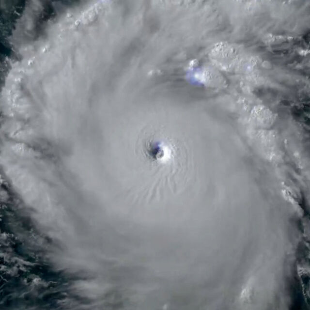 В окото на бурята: Ураган с ветрове от 240 км/ч удари островите на Карибско море (ВИДЕО+СНИМКИ)