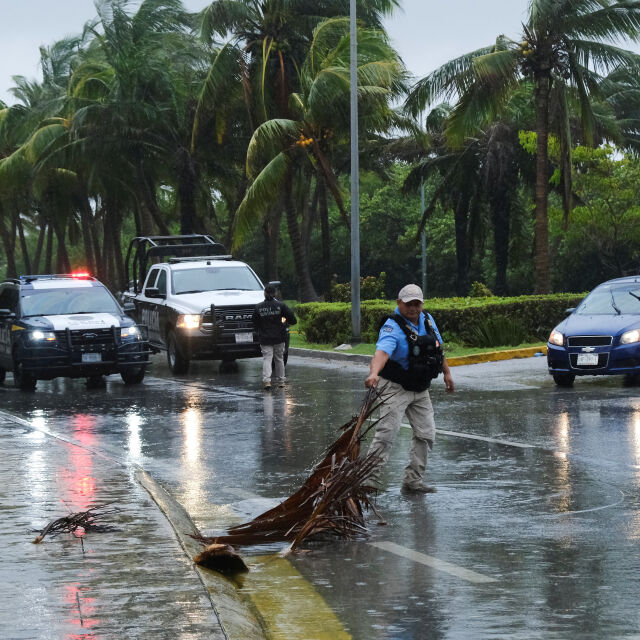 Ураганът „Берил“ се насочи към Мексико, след като уби 11 души на Карибите
