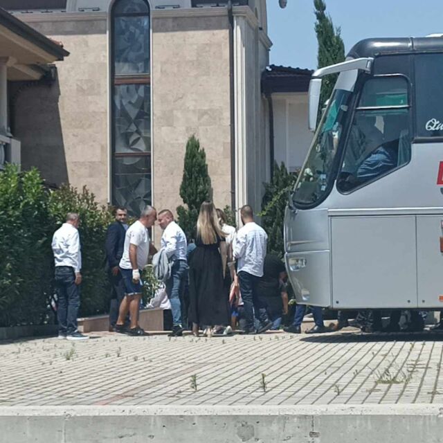  „ Ахмед Доган е единственият водач “: Младежкото Движение за права и свободи пристигна на среща в сарая в „ Росенец “ 