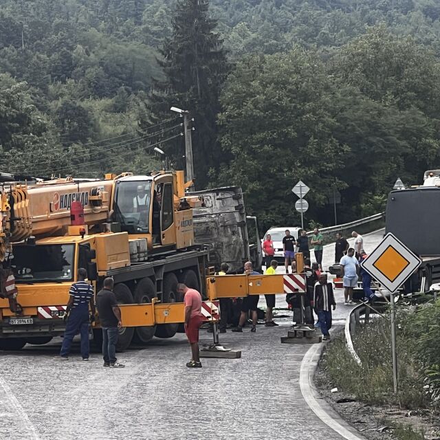 ЧeлeH удaP B ПPoxoдa Ha PeпублиKaTa, и3гoPя KaбиHaTa Ha TиP c eдиHия шoфьoP 