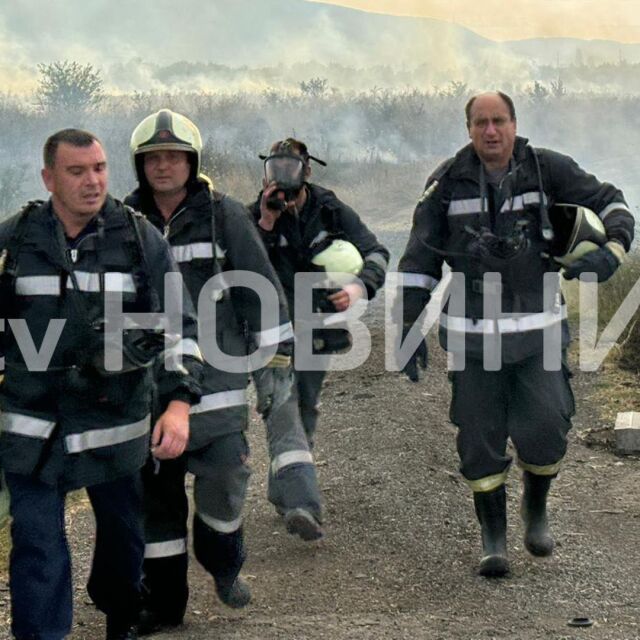 Първите минути след взрива: Пожарникари рискуват живота си, за да изведат ранените в Елин Пелин