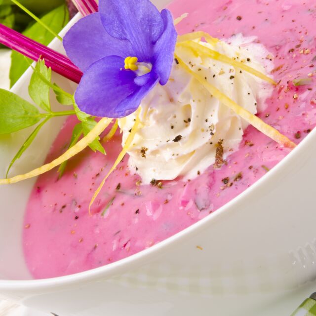 Розова крем супа с цвекло и сметана